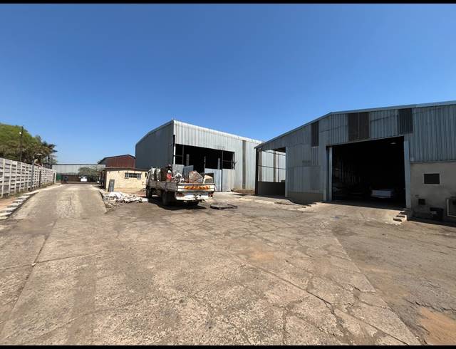 9,300M² WAREHOUSE FOR SALE IN VULCANIA